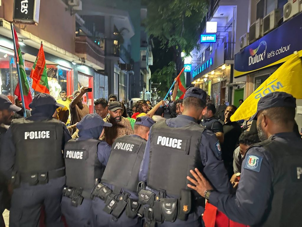 MDP muzaaharaa Fuluhun Police