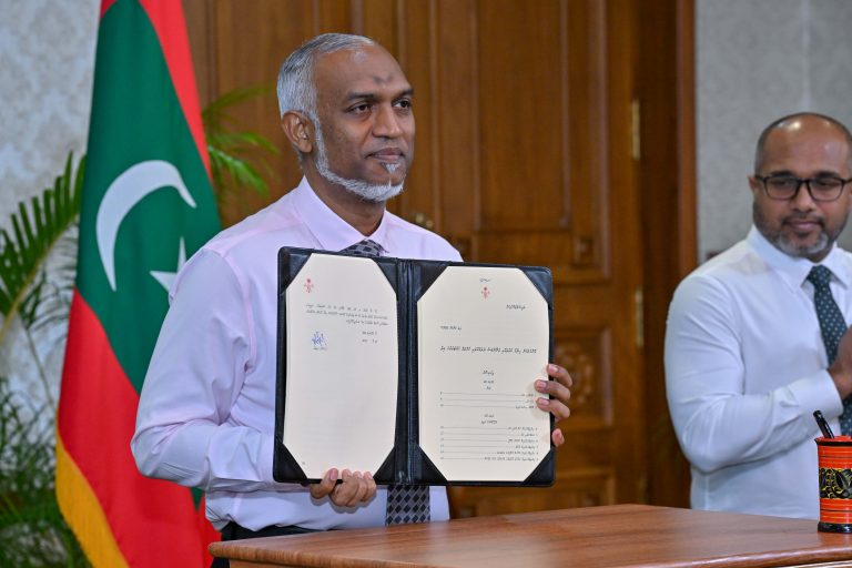 Raees Muizzu ރައީސް މުއިއްޒު